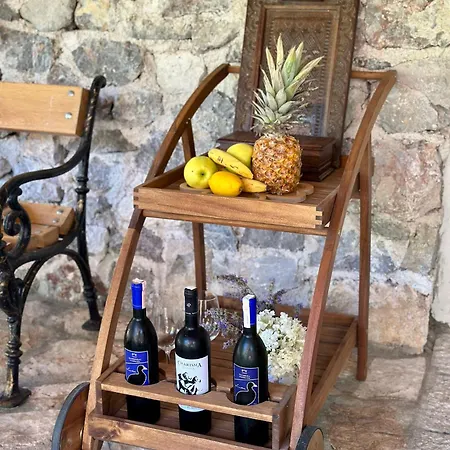 Queen Nyaraló Konjic